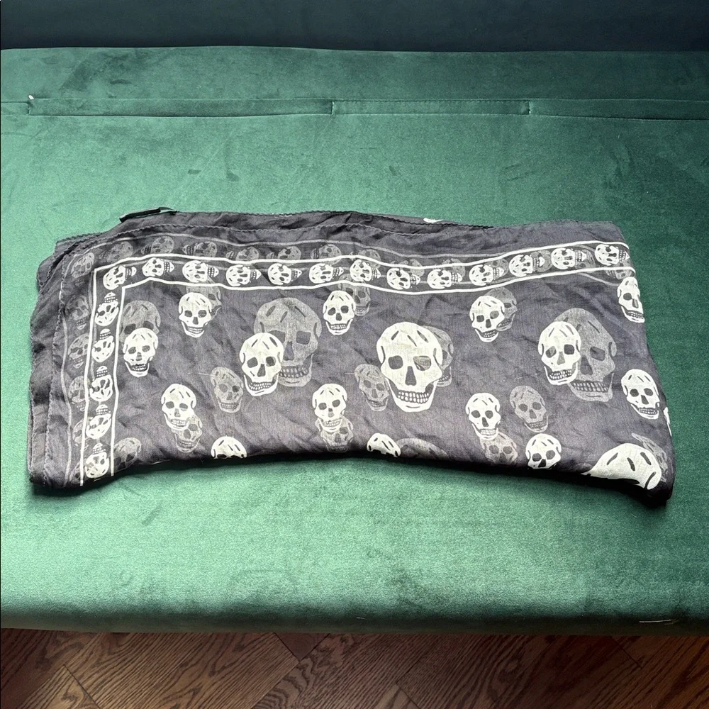 Alexander McQueen Silk Skull Scarf - Picture 2 of 11